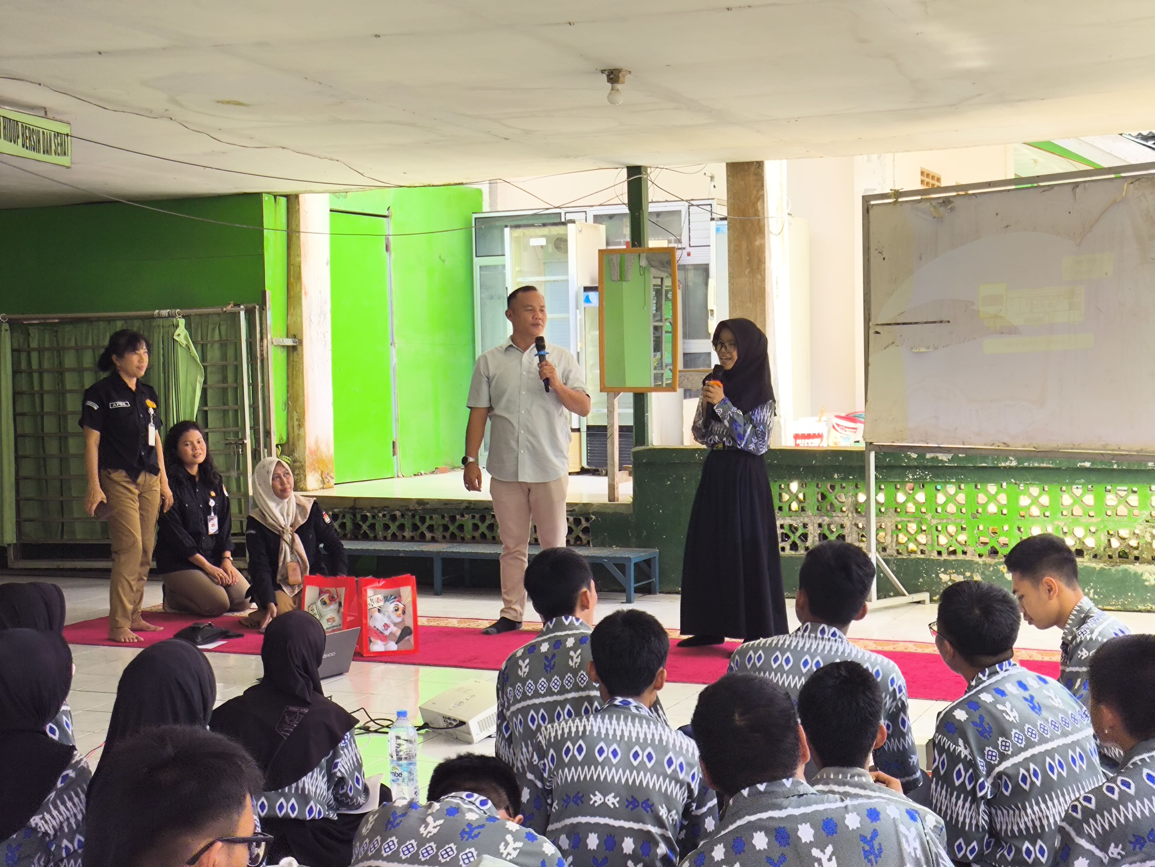 Yayan Hidayat memberi kuis kepada salah satu Siswi