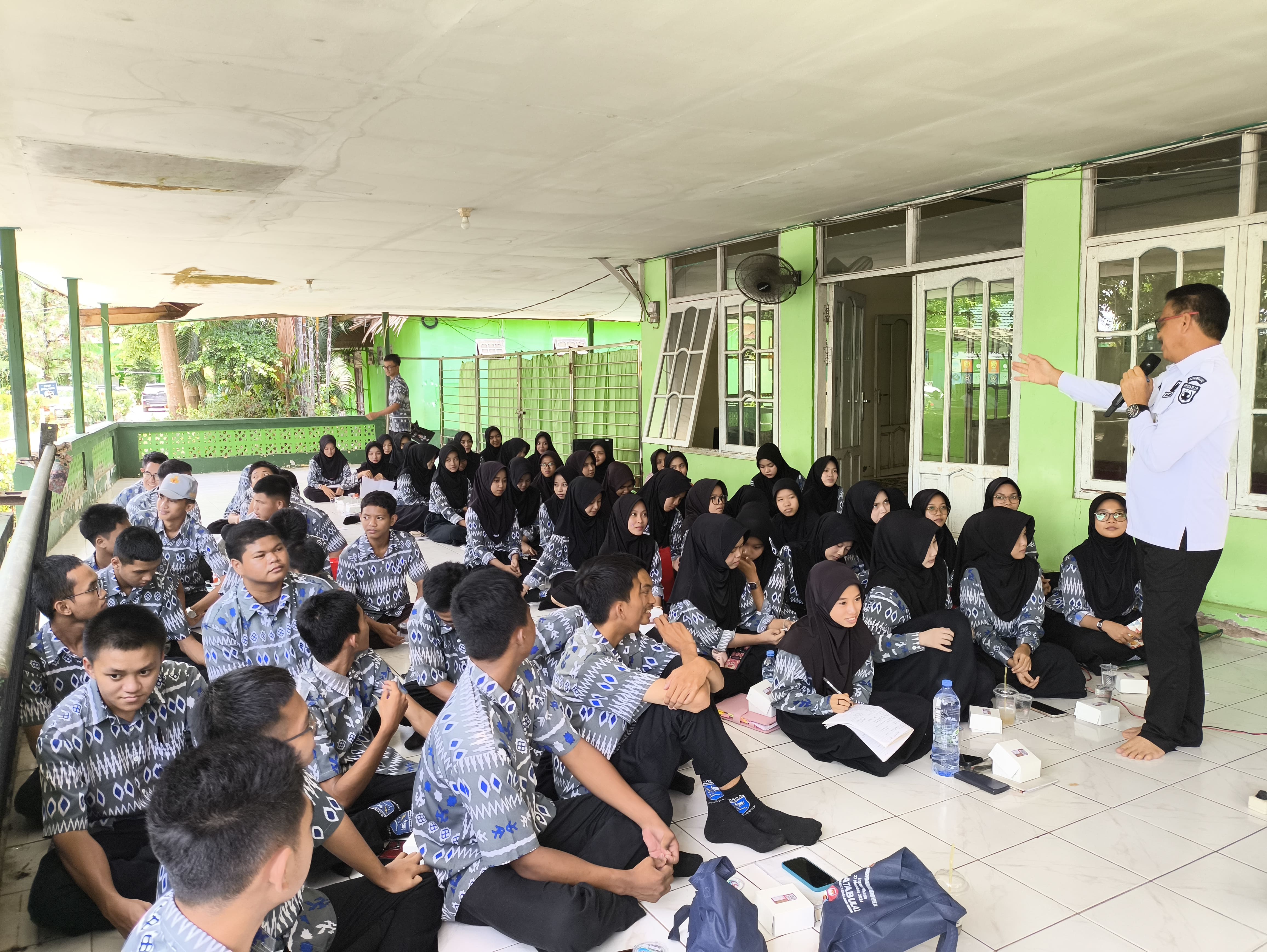 Nahrul Fajeri memberikan materi pendidikan Politik