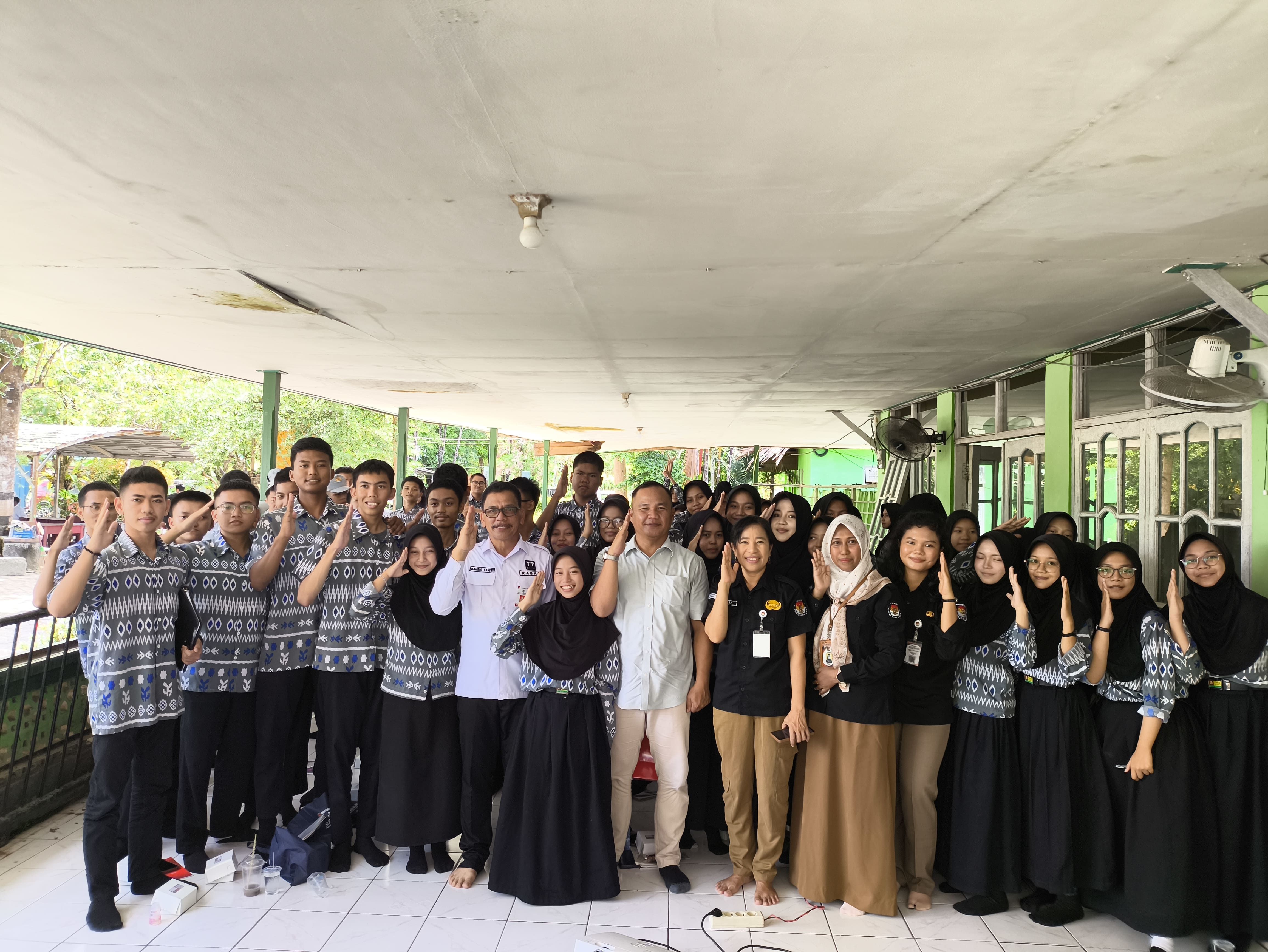 Foto bersama siswa dan siswi SMAN 1 Simpang Empat